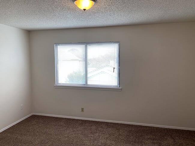 Building Photo - LOVELY 3 BEDROOM 2 BATH HOME IN SPRING CRE...