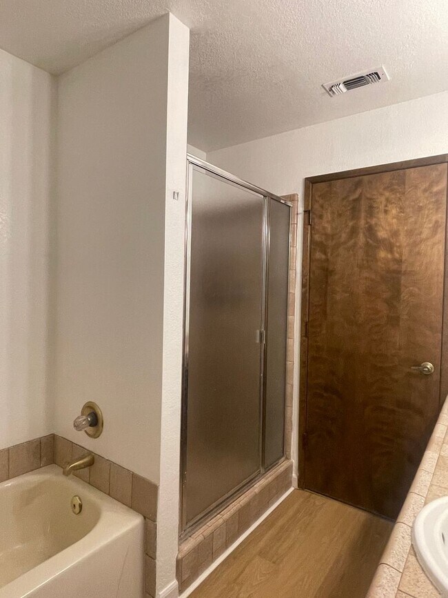 Building Photo - SPACIOUS 3 BED 2 BATH WITH A FAMILY ROOM A...