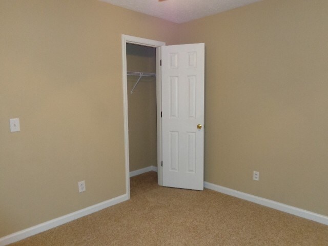 Building Photo - 2422 English Hill Dr