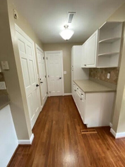 Kitchen view pantry - 1125 Clapper Ct