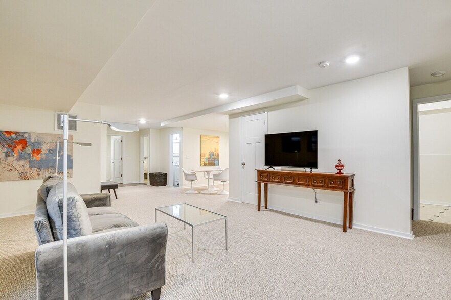 Building Photo - 3975 S Ellis Ave