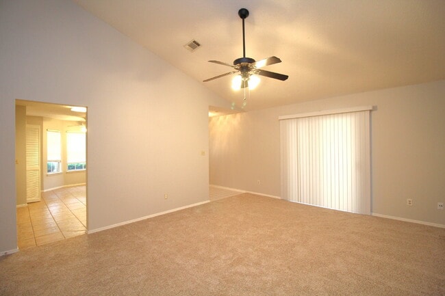 Building Photo - Spacious 3BR/2BA Gulf Breeze Home with Vau...