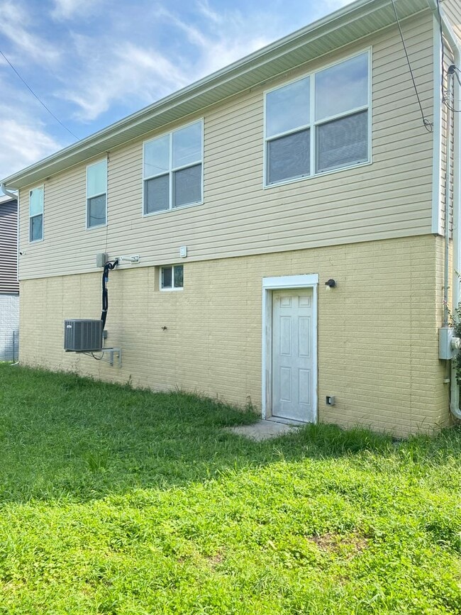 Building Photo - Stunning 5 bedroom, 2 bathroom house!