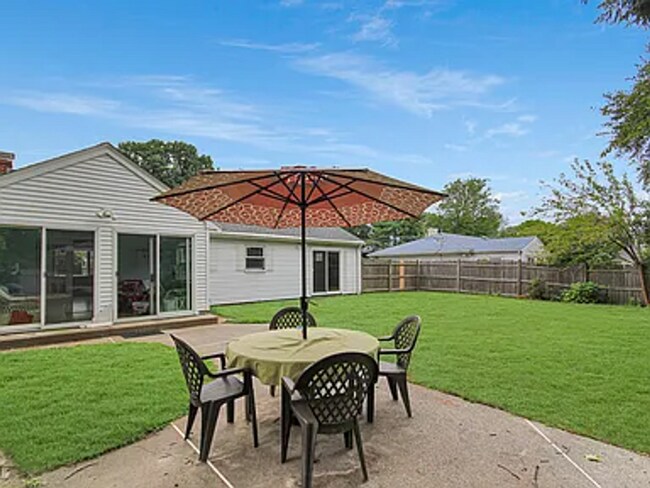 Building Photo - Welcome to this charming one-level ranch i...