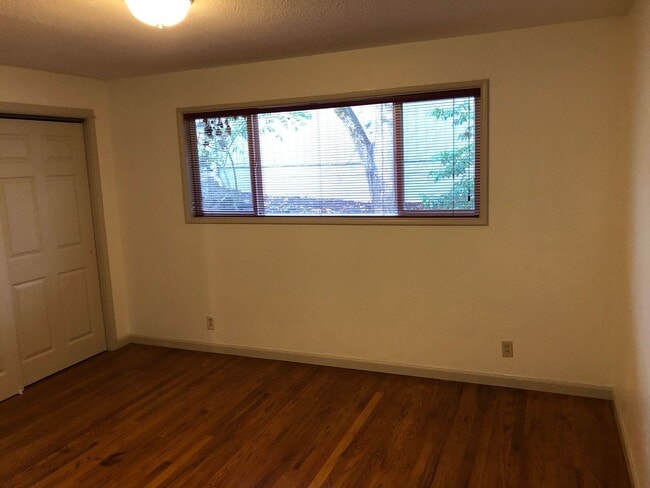 Building Photo - Updated 3 bedroom 3 bath house in Eugene!