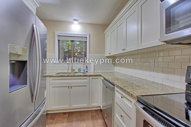 Building Photo - 2 Bed, 2 Bath Condo with Roof Top Patio, Covered Balcony and Secure Garage