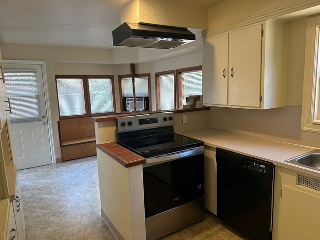 Building Photo - Large 4 bedroom 2 bath house in a great ne...