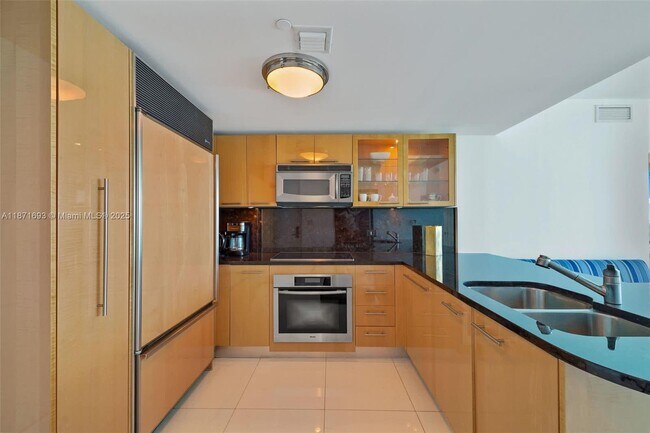 Building Photo - 6801 Collins Ave