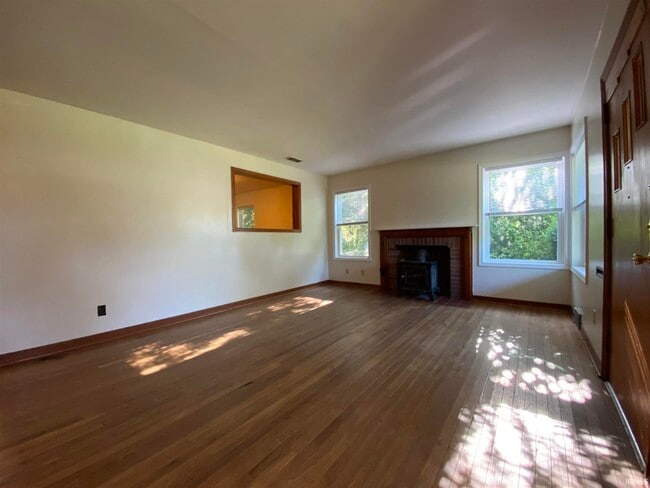 Building Photo - 2415 E 4th St