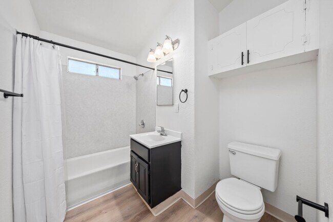 Building Photo - Charming 3 bedroom 2 bath home in Sacramento!