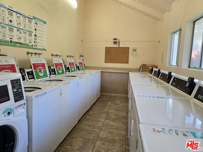 Building Photo - 991 S Idaho St