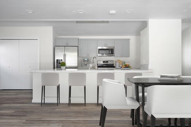 Building Photo - 5288 Manhasset Dr