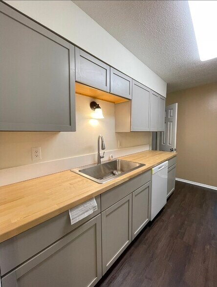 Building Photo - 15905 Waycross Dr