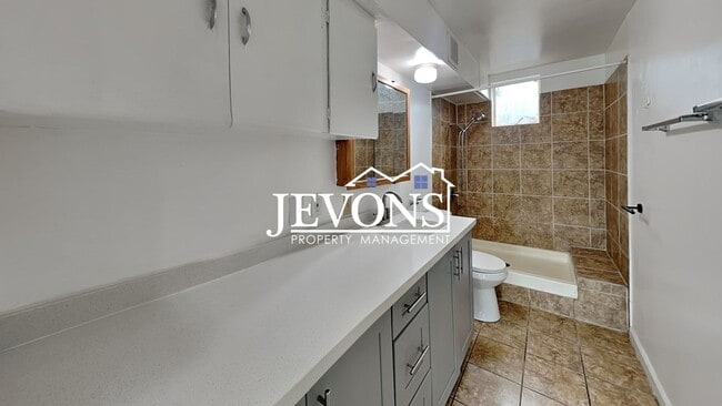 Building Photo - $1,000 Rent Credit if move-in occurs befor...