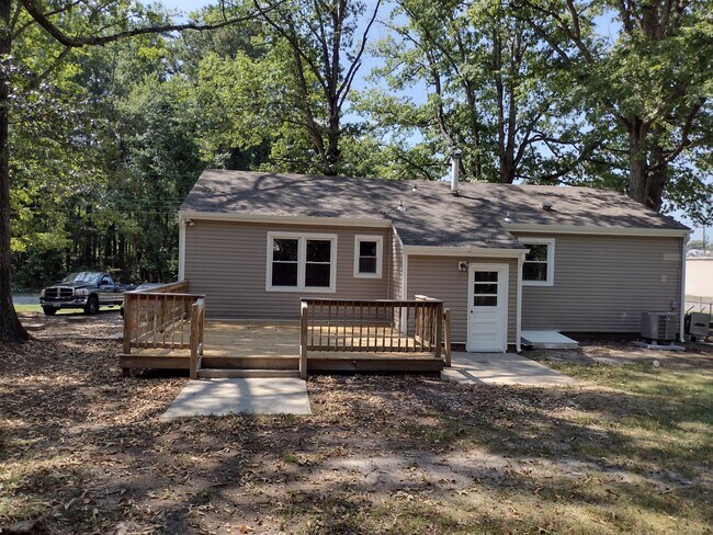 Building Photo - 2525 Deerfield Dr
