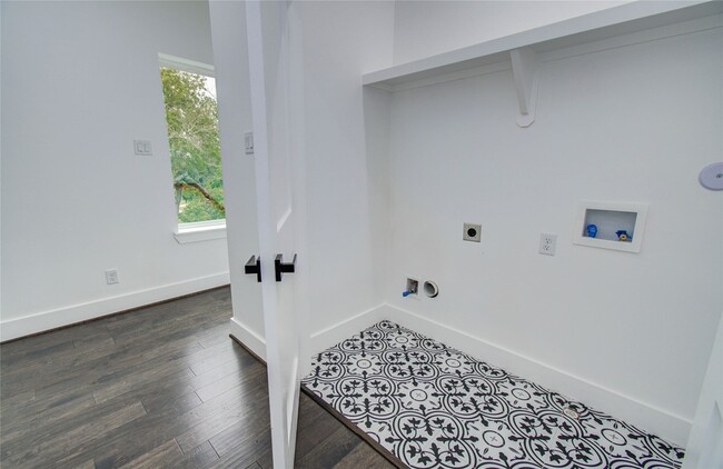 Building Photo - 5024 Winnetka St