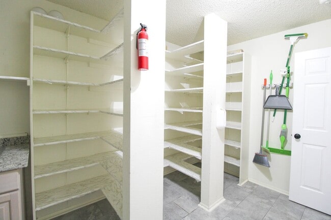 Building Photo - ************Move In Special- 2 WEEKS FREE Off 1st FULL MONTH************