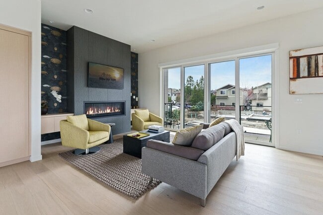 Building Photo - 4Bed 3.5 Bath - Views - Studio