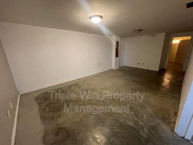 Building Photo - 5 Westdell Dr