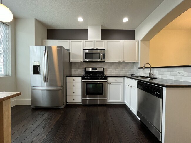 Building Photo - 2 Bedroom 2.5 Bathroom with 2 Tandem Car garage ~ Convenient Cedar Mill Location Near St. Vincent...