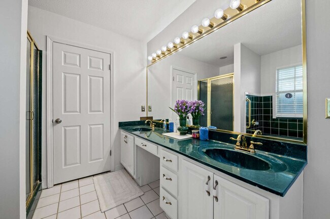 Building Photo - 300 Lan Rob Ln