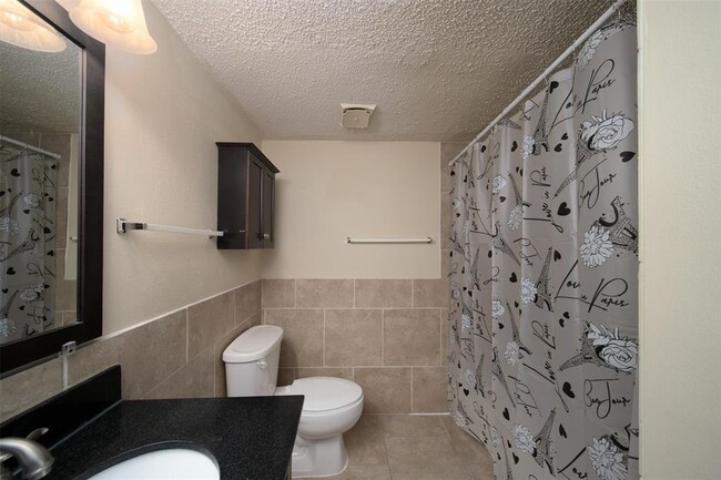 Building Photo - 10619 Chapel Hill Dr