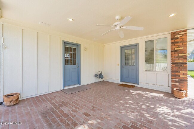 Building Photo - 5715 E Calle Del Paisano