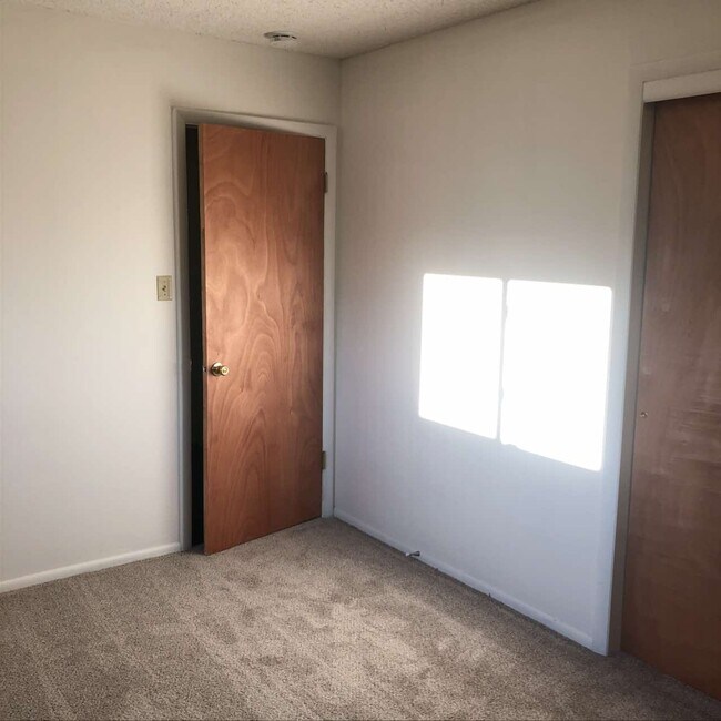 Building Photo - 905 Ponderosa Dr