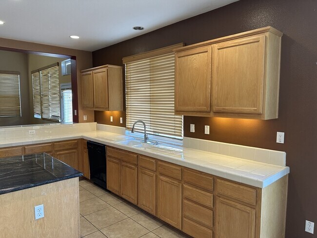 Building Photo - Tracy Beautiful home that comes with sizab...