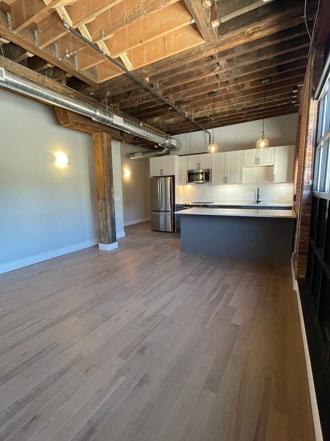 Building Photo - One Bedroom in Downtown Utica!