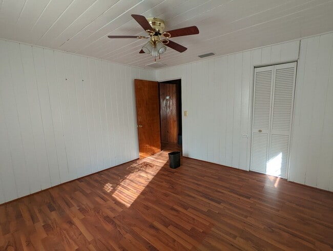 Building Photo - Lovely 2/1 home with beautiful natural wood interior