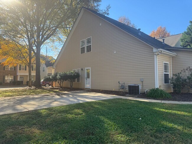 Building Photo - Charming 2-Bedroom with Fresh Updates