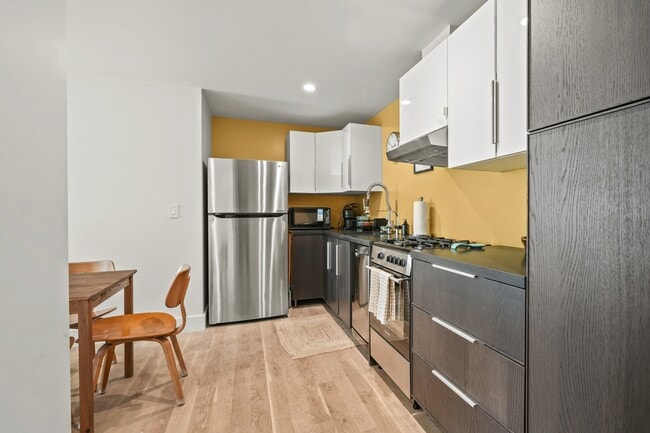 Building Photo - 555 5th Ave