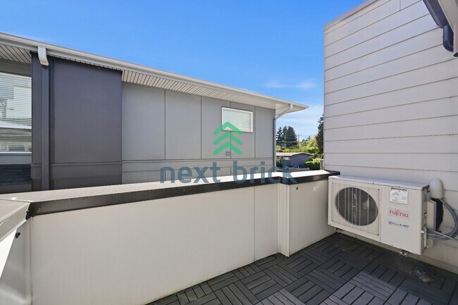 Building Photo - "Charming 3-Bedroom Townhouse Retreat in the Heart of Seattle - 3104C SW Avalon Way!"