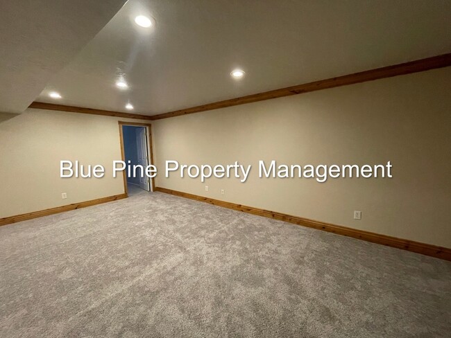 Building Photo - 810 Tennis Ct Dr