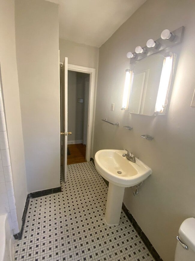 Building Photo - 1 bed, 1 bath (new appliances) in Berclair