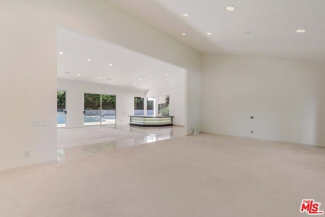 Building Photo - 811 N Hillcrest Rd