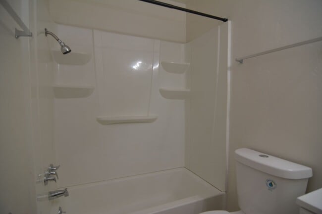 Building Photo - 2 Bedroom 1 Bath Apartment! Close to the U...
