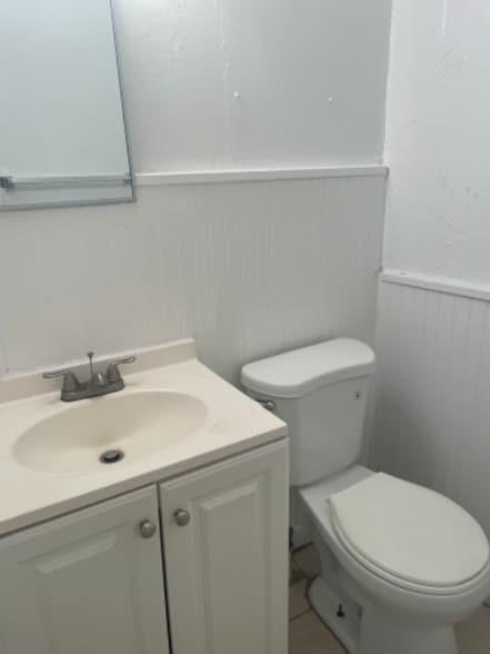 Building Photo - 637 S Main St