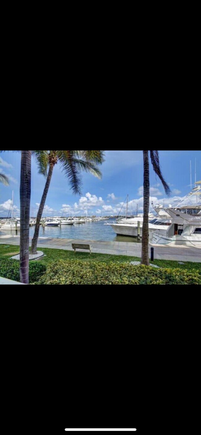 Building Photo - 802 W Windward Way
