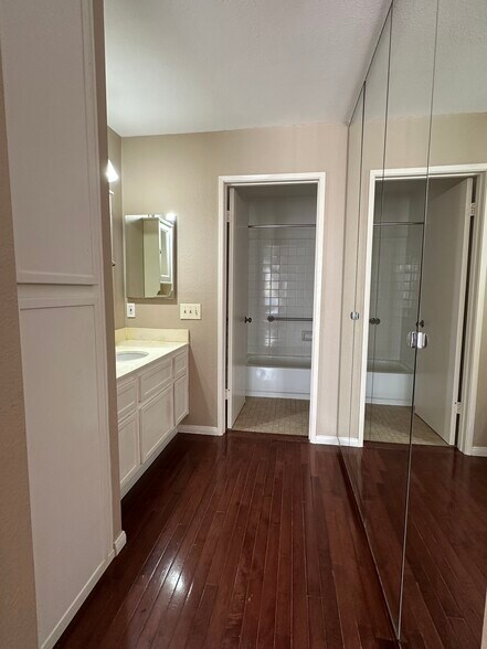 Building Photo - 10970 Summerdale Way