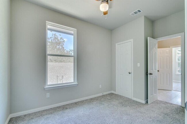 Building Photo - 1441 N Beckley Ave