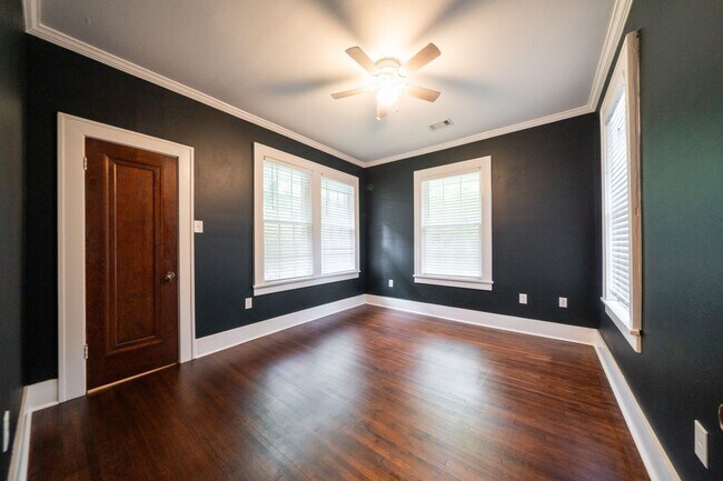 Building Photo - Charming home, great condition!