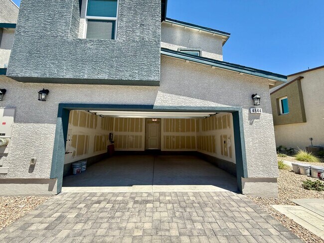 Building Photo - BRAND NEW 3 BED 2.5 BATH 2 CAR GARAGE TOWN...