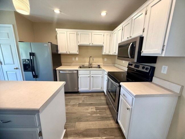 Building Photo - Beautiful 4 Bedroom Home for Rent – Pet Fr...