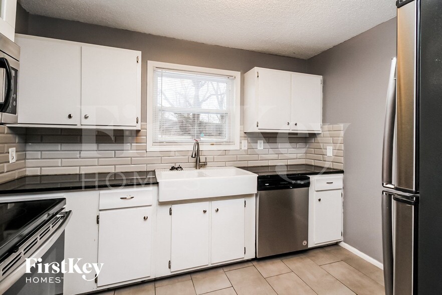 Building Photo - 4900 N Sycamore Dr