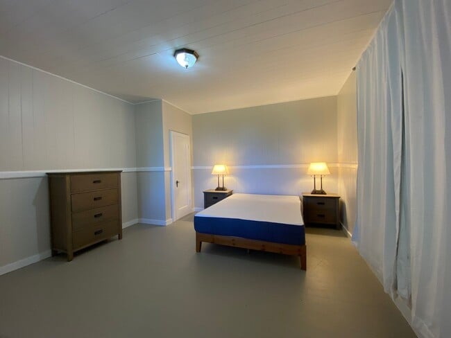 Building Photo - Furnished Plantation Home with 3 Bedrooms, 2 Bath large enclosed porch on almost 2 acres with oce...