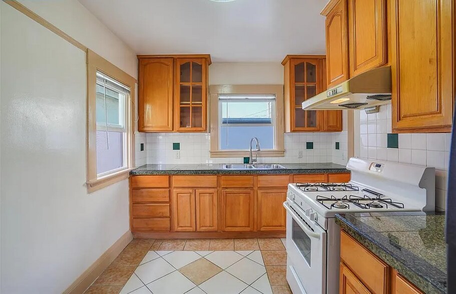 Building Photo - 315 E 15th St