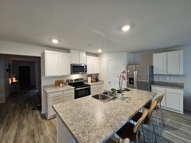 Building Photo - "Experience Comfort and Style in this 4-Bed Oasis with Granite Elegance"