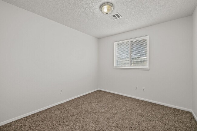 Building Photo - Charming townhome centrally located with great access to the Greenbelt and BSU!